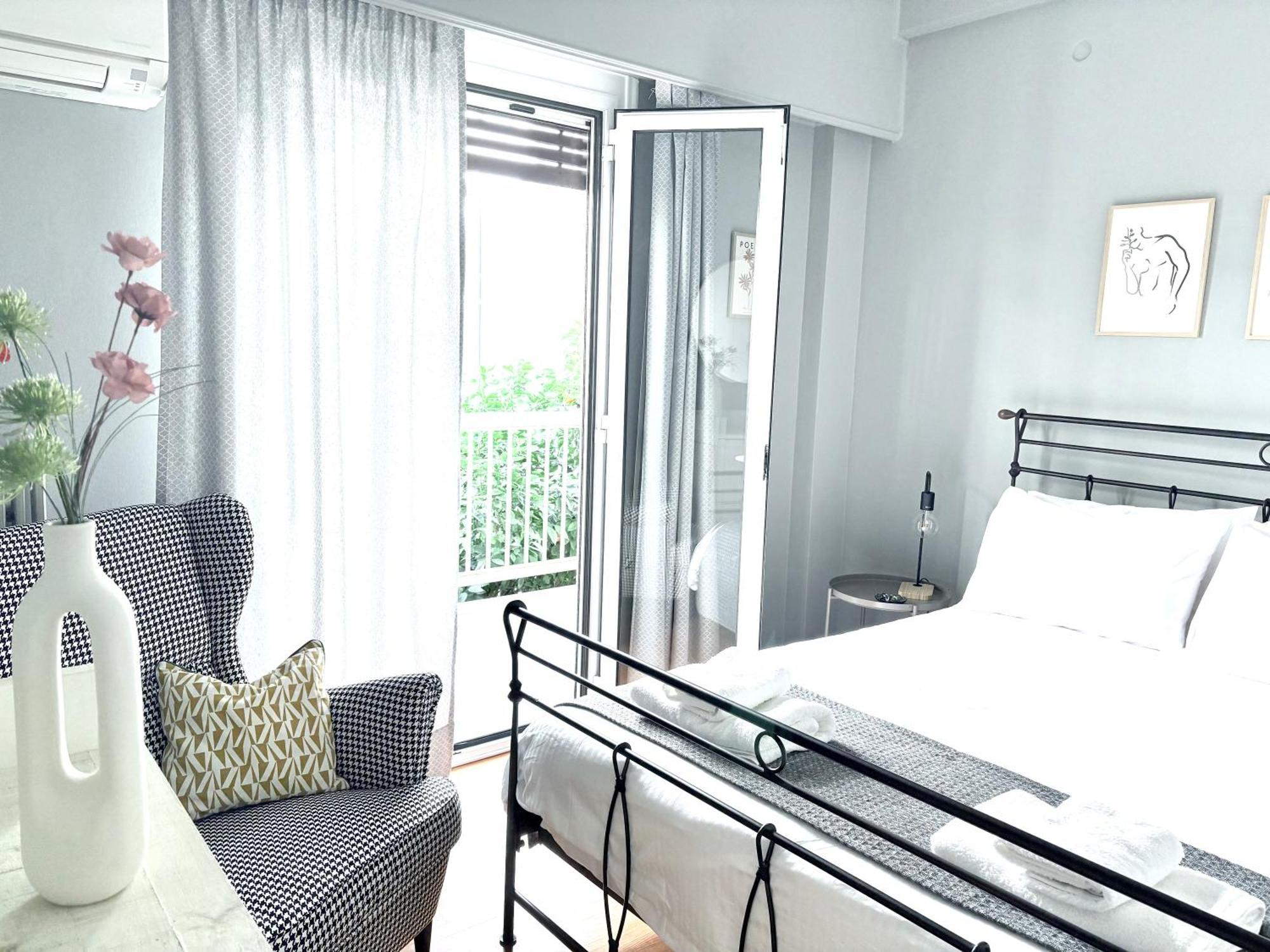 Acropolis, 2bd Erechthiou 21 23 *